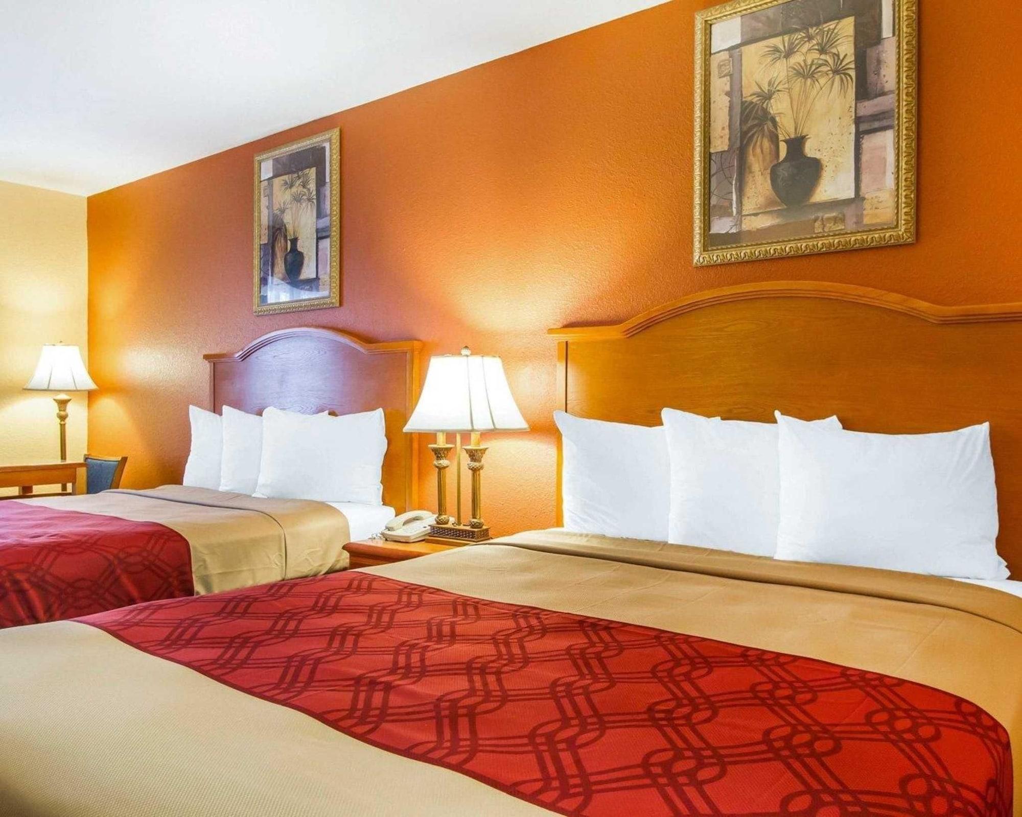 Econo Lodge Inn & Suites Евергрін Екстер'єр фото