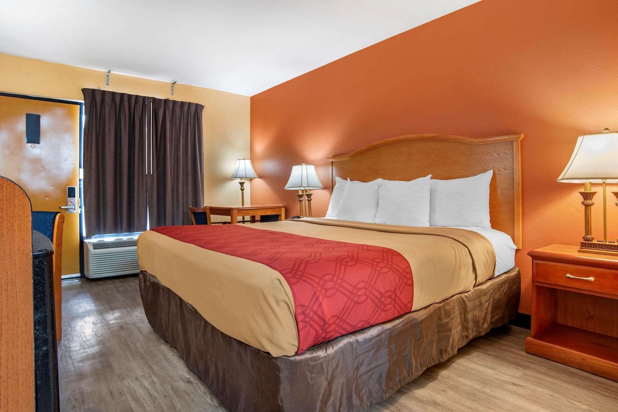 Econo Lodge Inn & Suites Евергрін Екстер'єр фото