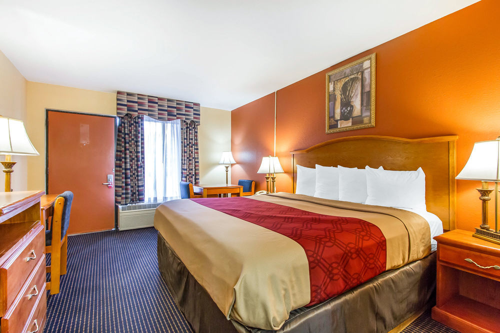 Econo Lodge Inn & Suites Евергрін Екстер'єр фото
