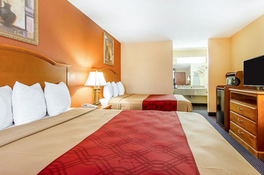 Econo Lodge Inn & Suites Евергрін Екстер'єр фото